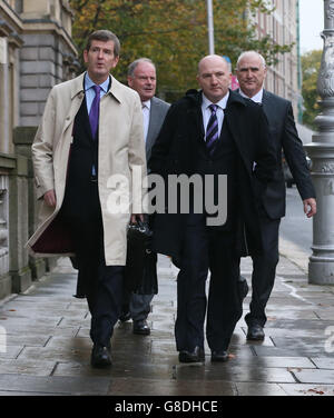 Irish amateur Boxing Association (IABA) officiels (de gauche à droite) Ciaran Kirwan, Pat Ryan,Fergal Carruth et Joe Christle arrivent à Leinster House à Dublin pour comparaître devant le comité mixte sur les transports et les communications pour discuter de la récente controverse autour du départ de Billy Walsh de son poste d'entraîneur-chef de l'unité de boxe haute performance. Banque D'Images