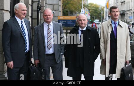 Irish amateur Boxing Association (IABA) officiels (de gauche à droite) Joe Christle, Pat Ryan, Fergal Carruth et Ciaran Kirwan arrivent à Leinster House à Dublin pour comparaître devant le comité mixte sur les transports et les communications pour discuter de la récente controverse autour du départ de Billy Walsh de son poste d'entraîneur-chef de l'unité de boxe haute performance. Banque D'Images