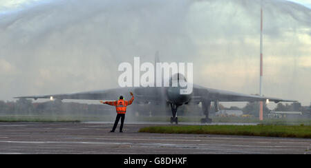 Des camions d'incendie pulvérisent de l'eau au-dessus de Vulcan XH558, un bombardier nucléaire restauré, après son dernier vol à l'aéroport Robin Hood de Doncaster. Banque D'Images