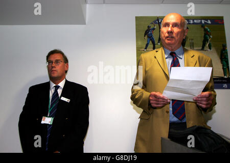 Brian Scovell, président du Cricket Writers Club avec le chef de la direction de Surrey, Paul Sheldon (l) Banque D'Images