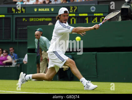 Tennis - Wimbledon Championships 2005 - première manche pour hommes - Marat Safinin / Paradorn Srichaphan - All England Club.Le Marat Safinin de Russie en action contre le Paradorn de Thaïlande, le Sechaphan. Banque D'Images