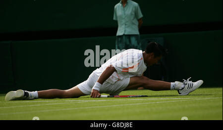 Tennis - Wimbledon 2005 - Premier tour - Marat Safin v Paradorn Srichapan - All England Club Banque D'Images