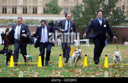 (De gauche à droite) David Warburton MP et Bailey The Spaniel, Chris Matheson MP et Casper the Yorkshire Terrier, Hugo Swire MP et Rocco le député de Cockapoo et Alec Shelbrooke avec Boris le Jack Russell Cross et Maggie (à droite) le West Highland Terrier pendant les épreuves du 23e concours de chiens de l'année de Westminster, organisé conjointement par Dogs Trust et le Kennel Club, Au Victoria Tower Gardens de Londres. Banque D'Images