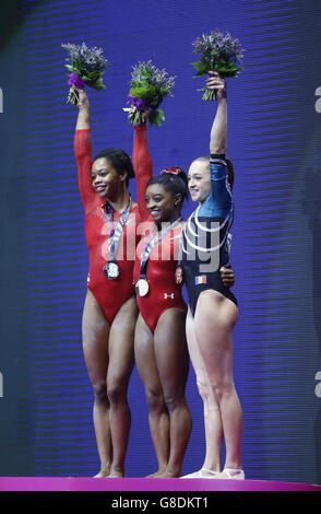 Gabrielle Douglas (à gauche), médaillée d'or aux États-Unis Simone Biles (au centre) et médaillée de bronze Larisa Andreea Iordache, de Roumanie, dans le tout autour de la femme, au septième jour des Championnats du monde de gymnastique 2015 au SSE Hydro, Glasgow. Banque D'Images