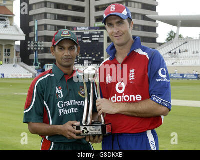 Le capitaine d'Angleterre Michael Vaughan (R) détient le trophée série NatWest avec le capitaine du Bangladesh Habibul Bashar. Banque D'Images