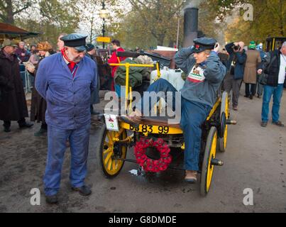 Les participants au Bonhams London to Brighton Veteran car Run attendent avant le départ à Hyde Park, Londres. Banque D'Images