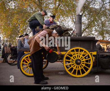 Les conducteurs préparent leurs véhicules avant le Bonhams London à Brighton Veteran car Run, Londres. Banque D'Images