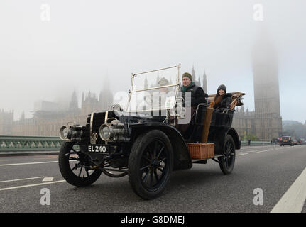 Les pilotes traversent le pont de Westminster pendant le Bonhams de Londres jusqu'au Brighton Veteran car Run de Londres. Banque D'Images