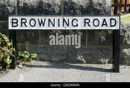 Une vue générale de Browning Road où un homme a été attaqué et grièvement blessé par un groupe d'adolescents juste après minuit samedi. L'épouse d'un avocat qui se battait pour sa vie après avoir été agressée par une bande de jeunes aujourd'hui a fait un appel émotionnel pour retracer ses attaquants. Elle a dit que l'attaque contre son mari après qu'il a volé à la maison d'un barbecue à Poole avait 'complètement dévasté' la famille. Banque D'Images