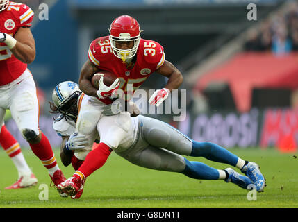 Gridiron - NFL International Series 2015 - Kansas City Chiefs / Detroit Lions - Wembley Stadium.Le Charcandrick West des Kansas City Chiefs est affronté par Josh Bynes des Detroit Lions lors du match international de la NFL au stade Wembley, à Londres. Banque D'Images