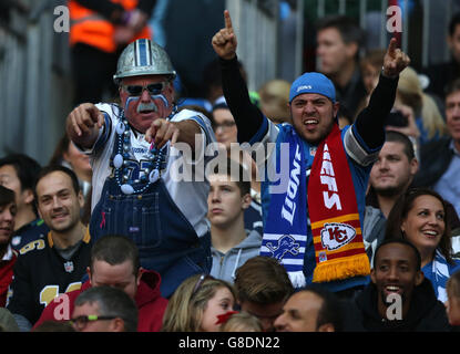 Gridiron - NFL International Series 2015 - Kansas City Chiefs / Detroit Lions - Wembley Stadium.Les fans des Detroit Lions affichent leur soutien dans les tribunes lors du match international de la NFL au stade Wembley, à Londres. Banque D'Images