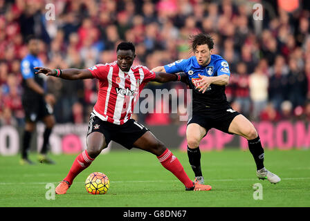 Victor Wanyama de Southampton (à gauche) et Harry Arter de l'AFC Bournemouth se battent pour le ballon lors du match de la Barclays Premier League à St Mary's, Southampton. Banque D'Images