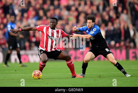 Victor Wanyama de Southampton (à gauche) et Harry Arter de l'AFC Bournemouth se battent pour le ballon lors du match de la Barclays Premier League à St Mary's, Southampton. Banque D'Images