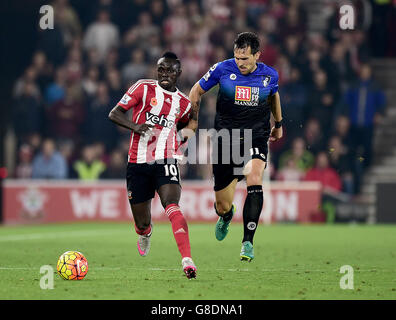 Sadio Mane de Southampton (à gauche) et Charlie Daniels de l'AFC Bournemouth se battent pour le ballon lors du match de la Barclays Premier League à St Mary's, Southampton. Banque D'Images