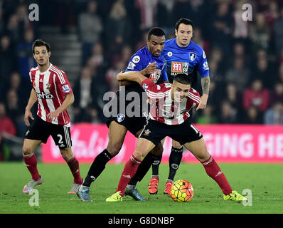 Dusan Tadic de Southampton et Junior Stanislas de l'AFC Bournemouth (deuxième à gauche) se battent pour le ballon lors du match de la Barclays Premier League à St Mary's, Southampton. Banque D'Images