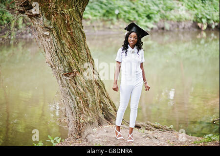 Happy black african american girl with hat diplômés Banque D'Images