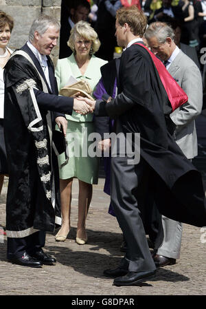 Le Prince William se mêle au principe de l'Université Dr Brian Lang (à gauche) alors qu'il quitte le Quadrangle de St Salvator. William a obtenu un 2:1 en géographie après quatre années d'études pour son Maître des Arts Banque D'Images