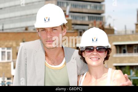 L'actrice Helen McClory et l'actrice Jude Law au cours d'une cérémonie de « mise en valeur », célébrant le bâtiment qui a atteint sa pleine hauteur pendant la construction. Banque D'Images