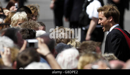 Le Prince William rencontre la foule alors qu'il quitte le Quadrangle de St Salvator. William a obtenu un 2:1 en géographie après quatre années d'études pour son Maître des Arts Banque D'Images