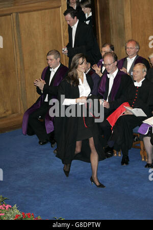 Kate Middleton, petite amie du Prince William, lors de leur cérémonie de remise des diplômes. William a obtenu un 2:1 en géographie après quatre années d'études pour son Maître des Arts Banque D'Images