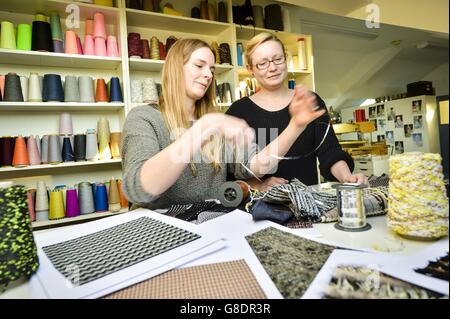 Les directeurs, Juliet Bailey, 33 ans, à gauche, et Frankie Brewer, 30 ans, à droite, à leur entreprise, le Bristol Weaving Mill, la première usine de tissus de travail à Bristol depuis près de 100 ans - qui est entièrement dirigée par des femmes. Banque D'Images