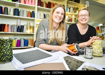 Les directeurs, Juliet Bailey, 33 ans, à gauche, et Frankie Brewer, 30 ans, à droite, à leur entreprise, le Bristol Weaving Mill, la première usine de tissus de travail à Bristol depuis près de 100 ans - qui est entièrement dirigée par des femmes. Banque D'Images