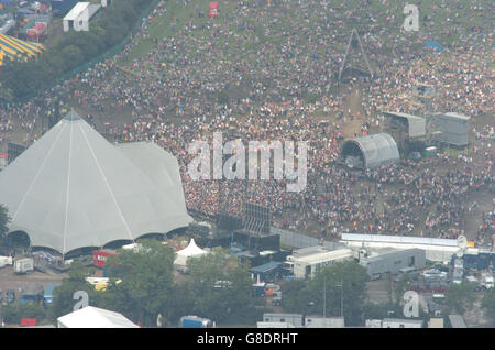 Une vue aérienne des festivaliers en face de la Pyramid Stage. Banque D'Images