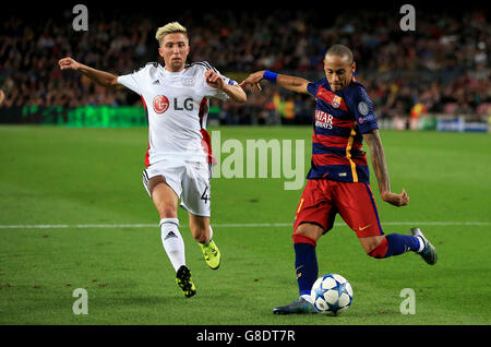 Football - Ligue des champions de l'UEFA - Groupe E - Barcelone / Bayer Leverkusen - Camp Nou.Kevin Kampl (à gauche) de Bayer Leverkusen et Neymar de Barcelone en action. Banque D'Images