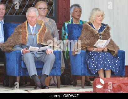 Le prince de Galles et la duchesse de Cornouailles lors d'une visite du complexe connu sous le nom de Turangawaewae marae, à Waikato, tous deux portant des korowai, des capes en plumes de kiwis, qui avaient été donnés à la reine et au duc d'Édimbourg en 1953, alors qu'ils visitaient Kiingi Tuheitia, L'OMS est considérée comme un chef unificateur du peuple maori de Nouvelle-Zélande. Banque D'Images