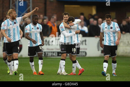 James Collins (au centre à gauche), de Shrewsbury Town, est félicité par les coéquipiers après avoir marquant le premier but de son équipe lors de la coupe Emirates FA, le premier match rond à la Gainsborough Martin & Co. Arena, Gainsborough. Banque D'Images