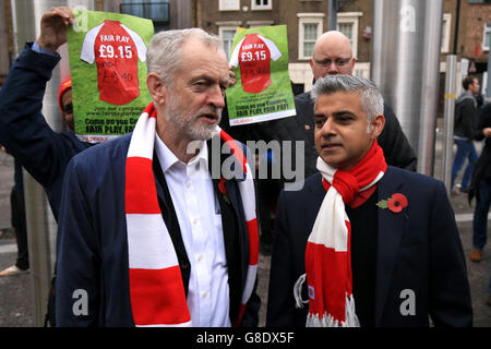 Le leader travailliste Jeremy Corbyn avec le député de la mairie de Londres Sadiq Khan et des fans protestant contre le salaire minimum avant le match de la Barclays Premier League à l'Emirates Stadium, Londres. Banque D'Images