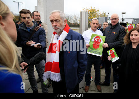 Le leader travailliste Jeremy Corbyn avec des fans de football protestant contre le salaire de subsistance avant le match de la Barclays Premier League à l'Emirates Stadium, Londres. APPUYEZ SUR ASSOCIATION photo. Date de la photo: Dimanche 8 novembre 2015. Voir PA Story FOOTBALL Arsenal. Le crédit photo devrait être le suivant : Nigel French/PA Wire. Aucune utilisation avec des fichiers audio, vidéo, données, listes de présentoirs, logos de clubs/ligue ou services « en direct » non autorisés. Banque D'Images