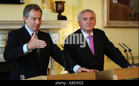 Le Premier ministre britannique, Tony Blair (à gauche), et l'irlandais Taoiseach, Bertie Ahern. Banque D'Images