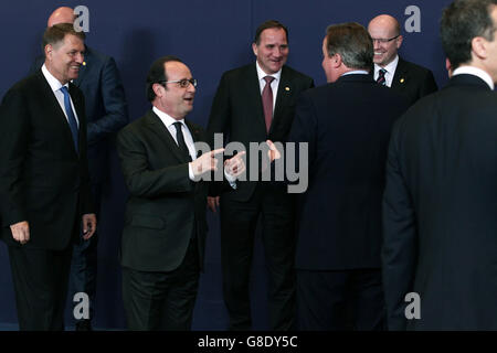 Bruxelles, Belgique. 28 Juin, 2016. Réunion du Conseil européen à Bruxelles. François Hollande et David Cameron parler avant la photo de famille, behaind le président de la Roumanie et de la Suède le premier ministre Stefan Lofven Crédit : Leonardo Hugo Cavallo/Alamy Live News Banque D'Images