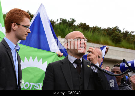 Edinburgh, Ecosse, Royaume-Uni, 28, juin 2016. Scottish Green Party co-animateur Patrick Harvie parlant à un rassemblement au parlement écossais organisé par les verts à l'appui de l'Écosse qui reste dans l'UE, assisté par le porte-parole du parti Europe Ross Greer, Crédit : Ken Jack / Alamy Live News Banque D'Images