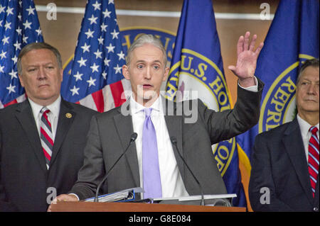 28 juin, 2016 - Washington, District of Columbia, United States of America - United States représentant républicain de Trey Gowdy (Caroline du Sud), Président de la Chambre, Comité spécial sur les événements entourant l'attaque terroriste de 2012 à Tripoli, Libye, répond la question d'un journaliste lors d'une conférence de presse dans le Capitole à Washington, DC, annonçant la publication du rapport du comité le mardi, Juin 28, 2016. Représentant américain Mike Pompeo (républicain du Kansas) de gauche et représentant américain Lynn Westmoreland (républicain de Géorgie) de la droite.Credit : Ron Sachs / Banque D'Images