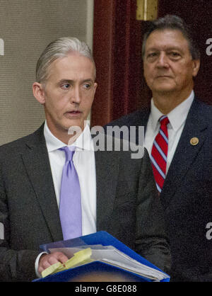 Washington, District de Columbia, Etats-Unis. 28 Juin, 2016. Trey Gowdy (président républicain de Caroline du Sud), à gauche, et représentant américain Lynn Westmoreland (républicain de Géorgie), à droite, deux des membres républicains de la Chambre Select Committee sur les événements entourant l'attaque terroriste de 2012 à Tripoli, Libye, arriver à une conférence de presse dans le Capitole à Washington, DC, pour annoncer la publication de leur rapport sur le Mardi 28 juin 2016. Credit : Ron Sachs/CNP © Ron Sachs/CNP/ZUMA/Alamy Fil Live News Banque D'Images