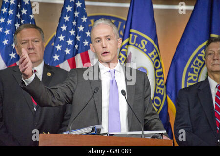 28 juin, 2016 - Washington, District of Columbia, United States of America - United States représentant républicain de Trey Gowdy (Caroline du Sud), Président de la Chambre, Comité spécial sur les événements entourant l'attaque terroriste de 2012 à Tripoli, Libye, répond la question d'un journaliste lors d'une conférence de presse dans le Capitole à Washington, DC, annonçant la publication du rapport du comité le mardi, Juin 28, 2016. Représentant américain Mike Pompeo (républicain du Kansas) de gauche et représentant américain Lynn Westmoreland (républicain de Géorgie) de la droite.Credit : Ron Sachs / Banque D'Images