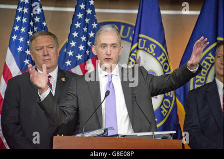 28 juin, 2016 - Washington, District of Columbia, United States of America - United States représentant républicain de Trey Gowdy (Caroline du Sud), Président de la Chambre, Comité spécial sur les événements entourant l'attaque terroriste de 2012 à Tripoli, Libye, répond la question d'un journaliste lors d'une conférence de presse dans le Capitole à Washington, DC, annonçant la publication du rapport du comité le mardi, Juin 28, 2016. Représentant américain Mike Pompeo (républicain du Kansas) de gauche et représentant américain Lynn Westmoreland (républicain de Géorgie) de la droite.Credit : Ron Sachs / Banque D'Images