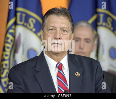 Washington, District de Columbia, Etats-Unis. 28 Juin, 2016. Représentant des États-Unis Lynn Westmoreland (républicain de Géorgie) L'un des membres républicains de la Chambre Select Committee sur les événements entourant l'attaque terroriste de 2012 à Tripoli, Libye, fait de commentaires lors d'une conférence de presse dans le Capitole à Washington, DC, annonçant la publication du rapport du comité le mardi, Juin 28, 2016. Credit : Ron Sachs/CNP © Ron Sachs/CNP/ZUMA/Alamy Fil Live News Banque D'Images