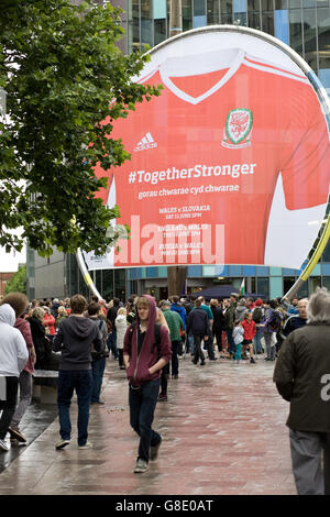 Cardiff, Royaume-Uni. 28 Juin, 2014. En tant que ville de Cardiff se rassemble pour célébrer l'Europe après les incidents racistes à la suite du référendum de l'UE et brexit. Parmi les orateurs figuraient le leader Plaid Cymru Leanne Bois. Credit : Amonochromedream.com/Alamy Live News Banque D'Images