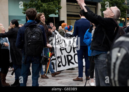 Cardiff, Royaume-Uni. 28 Juin, 2014. En tant que ville de Cardiff se rassemble pour célébrer l'Europe après les incidents racistes à la suite du référendum de l'UE et brexit. Parmi les orateurs figuraient le leader Plaid Cymru Leanne Bois. Credit : Amonochromedream.com/Alamy Live News Banque D'Images