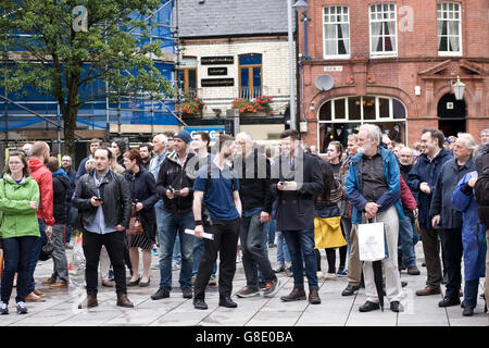 Cardiff, Royaume-Uni. 28 Juin, 2014. En tant que ville de Cardiff se rassemble pour célébrer l'Europe après les incidents racistes à la suite du référendum de l'UE et brexit. Parmi les orateurs figuraient le leader Plaid Cymru Leanne Bois. Credit : Amonochromedream.com/Alamy Live News Banque D'Images