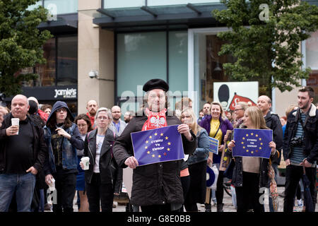 Cardiff, Royaume-Uni. 28 Juin, 2014. En tant que ville de Cardiff se rassemble pour célébrer l'Europe après les incidents racistes à la suite du référendum de l'UE et brexit. Parmi les orateurs figuraient le leader Plaid Cymru Leanne Bois. Credit : Amonochromedream.com/Alamy Live News Banque D'Images