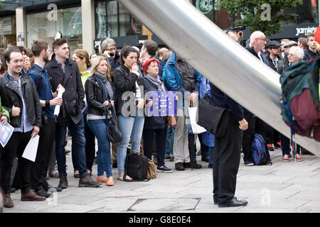 Cardiff, Royaume-Uni. 28 Juin, 2014. En tant que ville de Cardiff se rassemble pour célébrer l'Europe après les incidents racistes à la suite du référendum de l'UE et brexit. Parmi les orateurs figuraient le leader Plaid Cymru Leanne Bois. Credit : Amonochromedream.com/Alamy Live News Banque D'Images