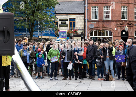 Cardiff, Royaume-Uni. 28 Juin, 2014. En tant que ville de Cardiff se rassemble pour célébrer l'Europe après les incidents racistes à la suite du référendum de l'UE et brexit. Parmi les orateurs figuraient le leader Plaid Cymru Leanne Bois. Credit : Amonochromedream.com/Alamy Live News Banque D'Images