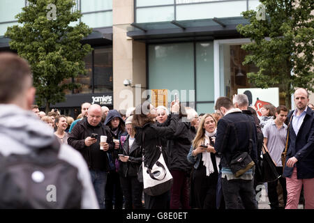 Cardiff, Royaume-Uni. 28 Juin, 2014. En tant que ville de Cardiff se rassemble pour célébrer l'Europe après les incidents racistes à la suite du référendum de l'UE et brexit. Parmi les orateurs figuraient le leader Plaid Cymru Leanne Bois. Credit : Amonochromedream.com/Alamy Live News Banque D'Images