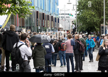 Cardiff, Royaume-Uni. 28 Juin, 2014. En tant que ville de Cardiff se rassemble pour célébrer l'Europe après les incidents racistes à la suite du référendum de l'UE et brexit. Parmi les orateurs figuraient le leader Plaid Cymru Leanne Bois. Credit : Amonochromedream.com/Alamy Live News Banque D'Images