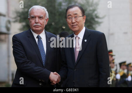 Ramallah, Cisjordanie, territoire palestinien. 28 Juin, 2016. Le Secrétaire Général des Nations Unies, Ban Ki-moon, promenades aux côtés ministre palestinien des affaires étrangères Riyad al-Malki comme il arrive à la muqataa, siège de l'Autorité palestinienne, dans la ville de Ramallah, en Cisjordanie, le 28 juin 2016. Ban est en visite officielle en Israël et dans les territoires palestiniens © Shadi Hatem/APA/Images/fil ZUMA Alamy Live News Banque D'Images