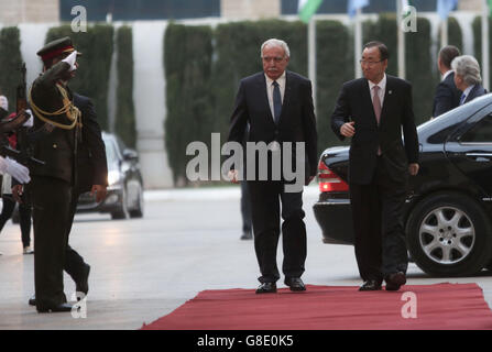 Ramallah, Cisjordanie, territoire palestinien. 28 Juin, 2016. Le Secrétaire Général des Nations Unies, Ban Ki-moon, promenades aux côtés ministre palestinien des affaires étrangères Riyad al-Malki comme il arrive à la muqataa, siège de l'Autorité palestinienne, dans la ville de Ramallah, en Cisjordanie, le 28 juin 2016. Ban est en visite officielle en Israël et dans les territoires palestiniens © Shadi Hatem/APA/Images/fil ZUMA Alamy Live News Banque D'Images